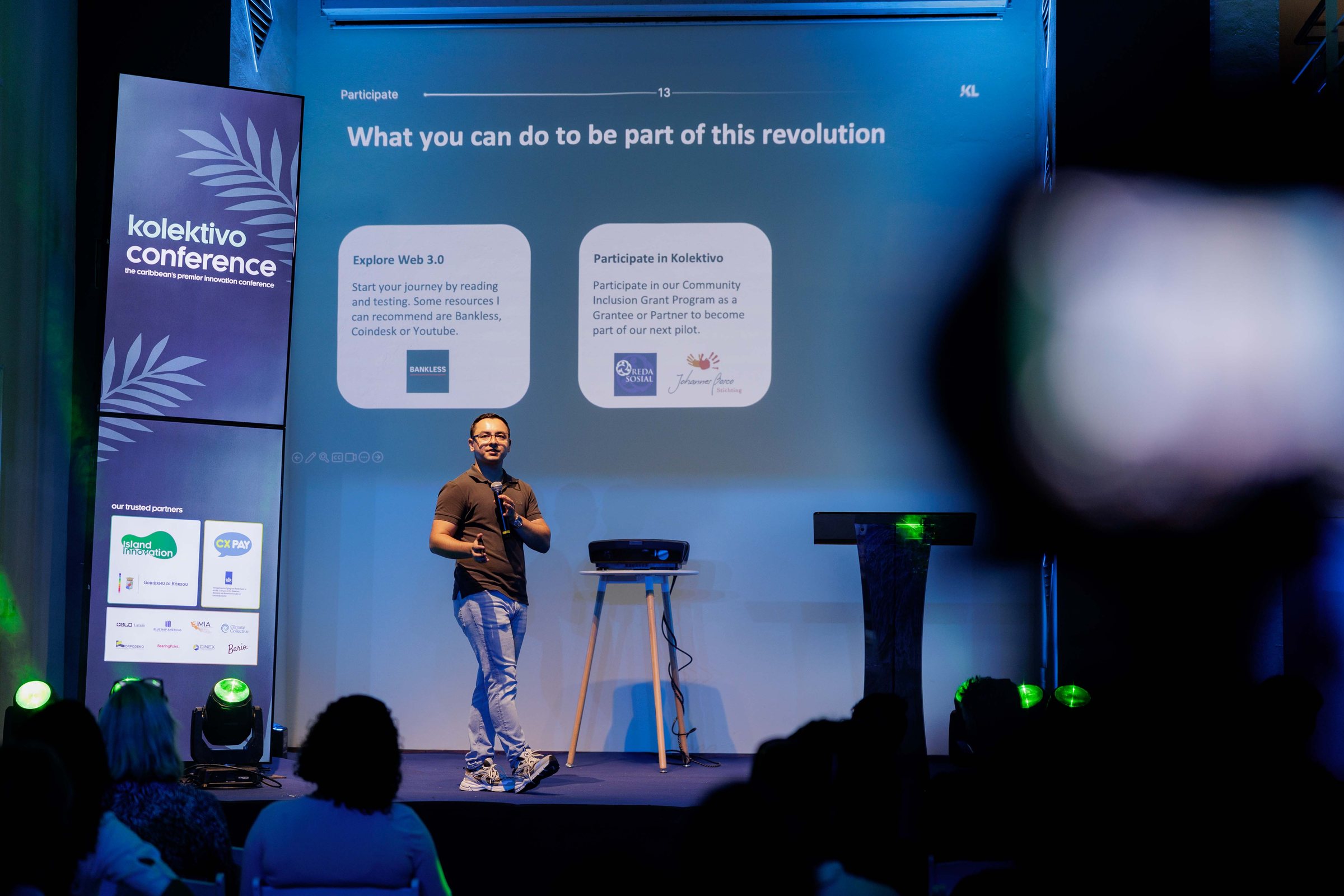 Luuk Weber presenting on stage at the Kolektivo Conference